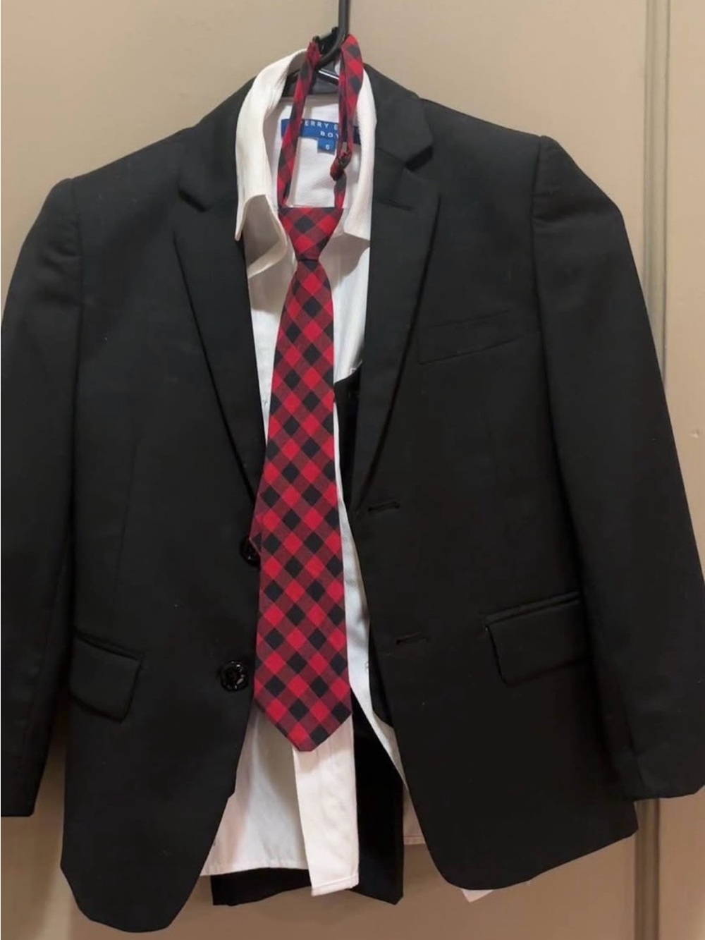 Perry Ellis Boys Black 4-Piece Suit Set Size 6 + 2 Ties